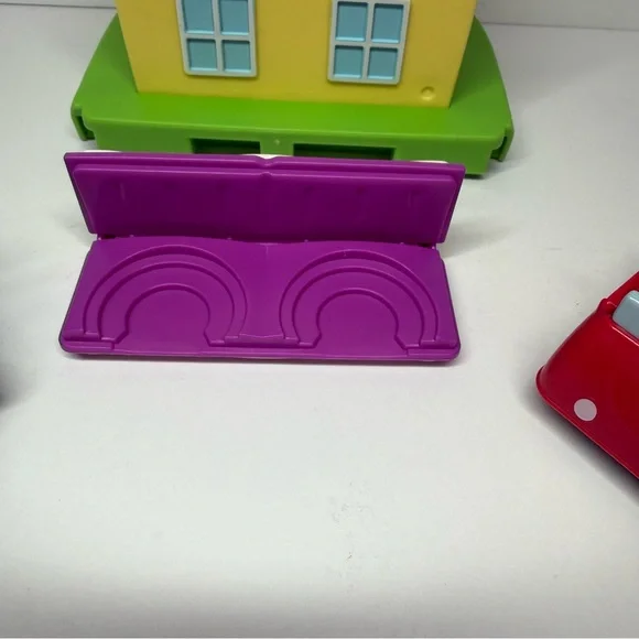 Peppa Pig All Around Peppa’s Town Playset House Bedroom with 2 Vehicles & Seat - Picture 8 of 11